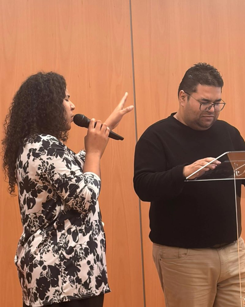 Ministração de louvor durante o culto na Catedral da Adoração Global