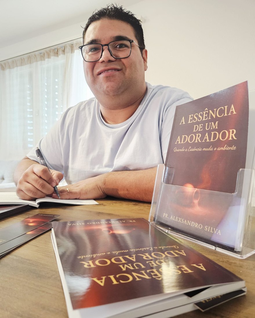Pr. Alexsandro Silva autografando exemplares do livro