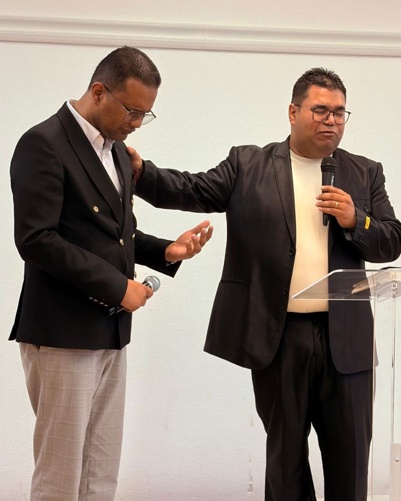 Pastor Alexsandro Silva orando com um pregador convidado
